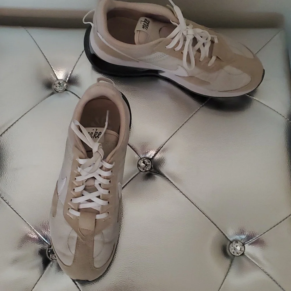 Women's Nike Size 6.5 - Picture 3 of 7